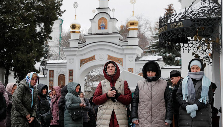 Верующие УПЦ возле храма прп. Агапита Печерского. Фото: rbc.ru