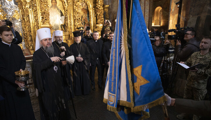 Думенко «освящает» флаг со звездой Давида. Фото: ugcc.ua