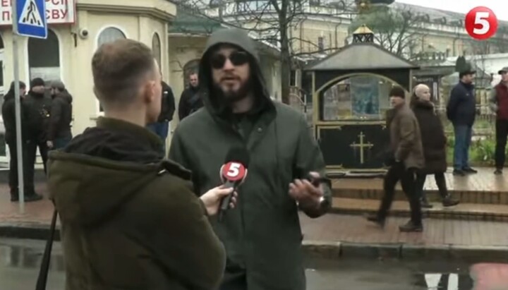 Un păgân și satanist a venit să-i alunge pe călugări din Lavră. Imagine: screenshot video de la 