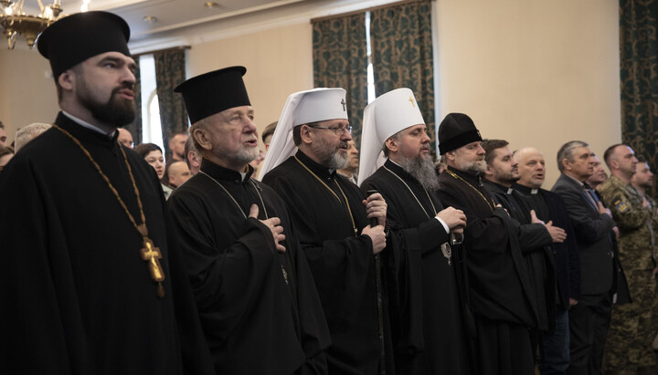 Dumenko with Shevchuk at the first official military chaplaincy graduation. Photo: ugcc.ua