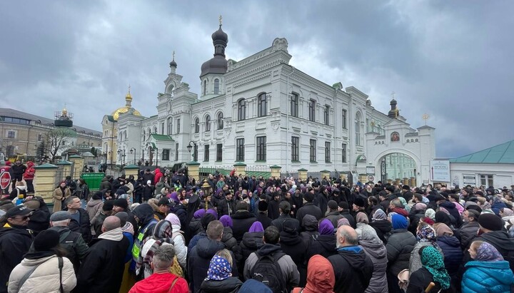 Пятый день звучит молитва у стен Киево-Печерской лавры. Фото: Перший Козацький