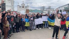 Activists stage a pagan rite as believers offer prayers in Lavra