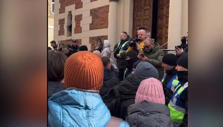 Прихожан УПЦ выгнали из их собора во Львове. Фото: Скрин трансляции инстаграм на странице митрополита Филарета