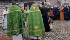 UOC community prays near their temple seized by the crowd in Shepetivka