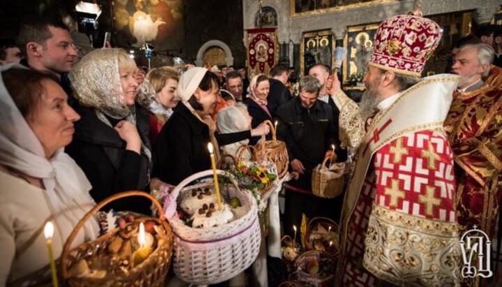 The Primate consecrating cakes and Easter cakes after the night service. Photo: news.church.ua