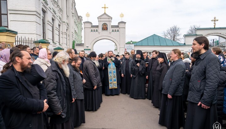 Călugării Lavrei și credincioșii la rugăciune lângă Lavra Peșterilor. Imagine: Biserica Ortodoxă Ucraineană