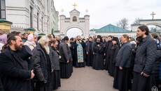 Полиция массово раздает повестки монахам Лавры и семинаристам