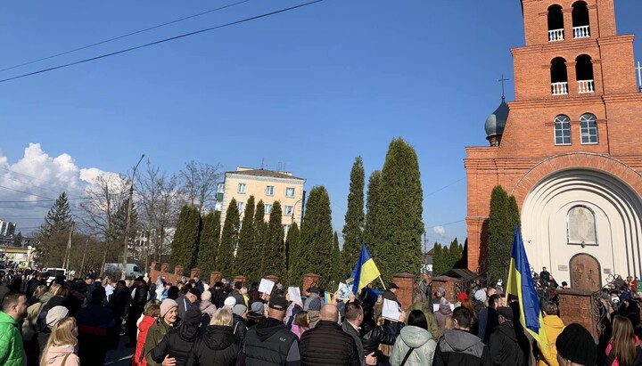 Збори прихильників ПЦУ біля Свято-Воскресенського храму УПЦ м. Красилова. Фото: krasyliv-rada.gov.ua