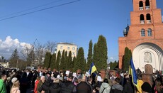 В Красилове толпа за забором храма проголосовала за его переход в ПЦУ