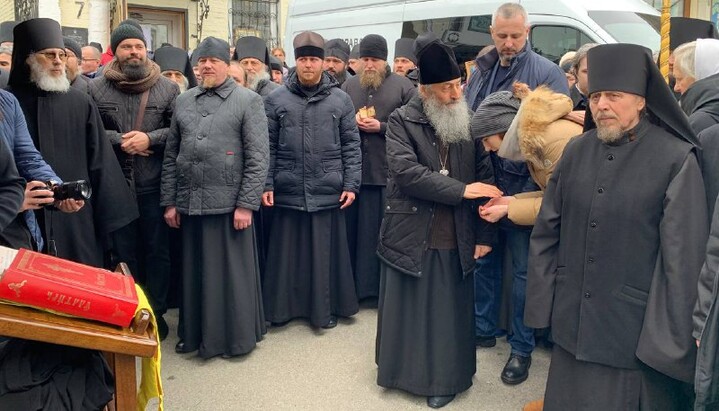 Предстоятель на молитовному стоянні біля стін Лаври. Фото: СПЖ