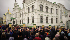 Ієрарх УПЦ: Влада очікує, що люди, які захищають Лавру, втомляться й підуть