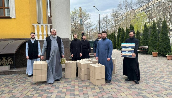 Священнослужителі храму святих Косми і Даміана з великодніми гостинцями для воїнів. Фото: Telegram-канал «Церква допомагає»