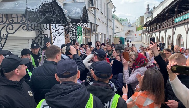 Protestele credincioșilor Bisericii Ortodoxe Ucrainene lângă clădirea nr. 39 a Lavrei Peșterilor de la Kiev. Imagine: spzh.news