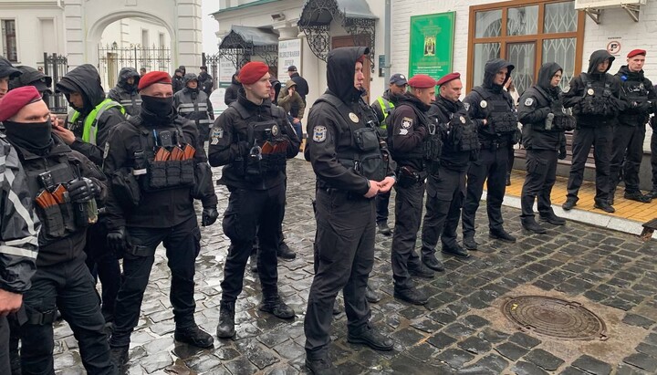 Полицейский спецназ «берет под охрану» галерею в Киево-Печерской лавре. Фото: СПЖ