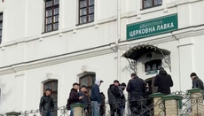 Police cut locks on Building 44 of the Lavra