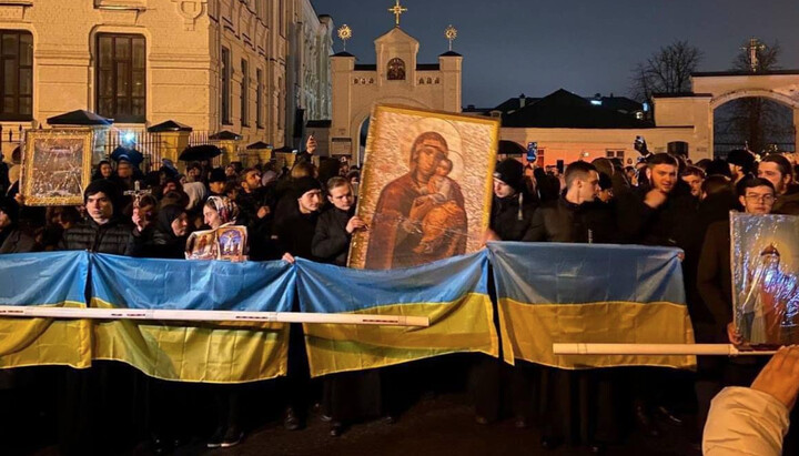 UOC worshippers near the Lavra. Photo: UOJ