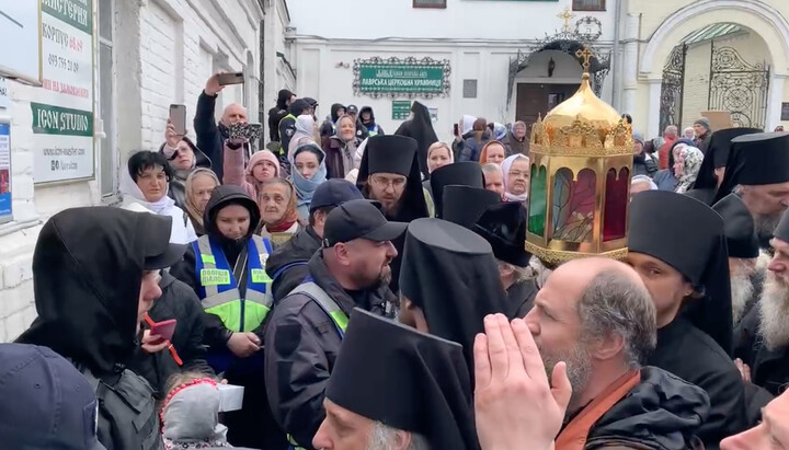 Poliția blochează intrarea în Lavră. Imagine: screenshot de pe t.me/pravoslavie