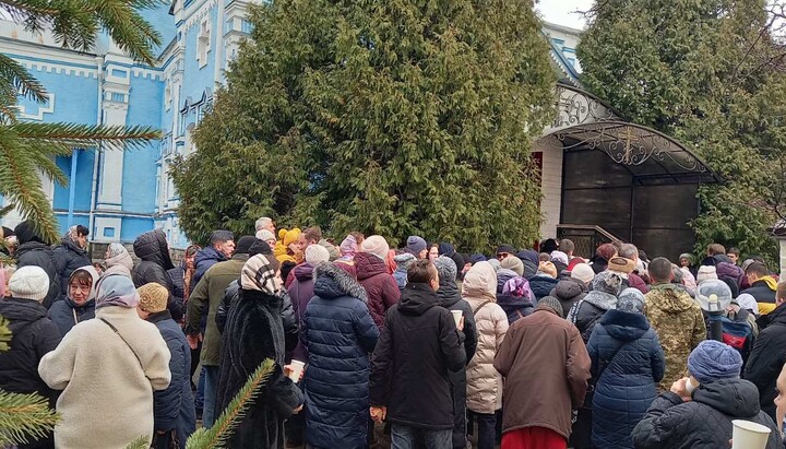 Збори рейдерів ПЦУ біля Михайлівського храму УПЦ у Боярці. Фото: spzh.news