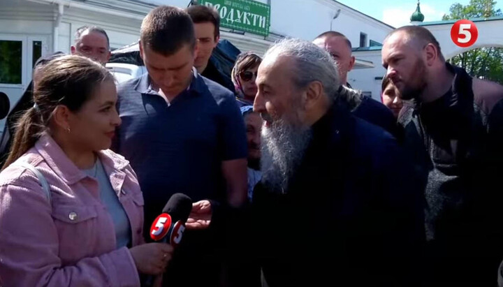 His Beatitude Metropolitan Onuphry and a Channel 5 journalist. Photo: a screenshot of Channel 5 YouTube channel