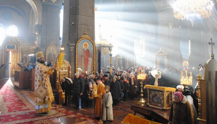 Верующие Житомирской епархии на молитве в кафедральном соборе. Фото: пресс-служба Житомирской епархии