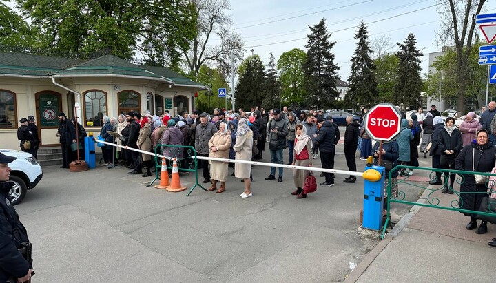 Поліція не пустила віруючих до храму до 8:00. Фото: СПЖ