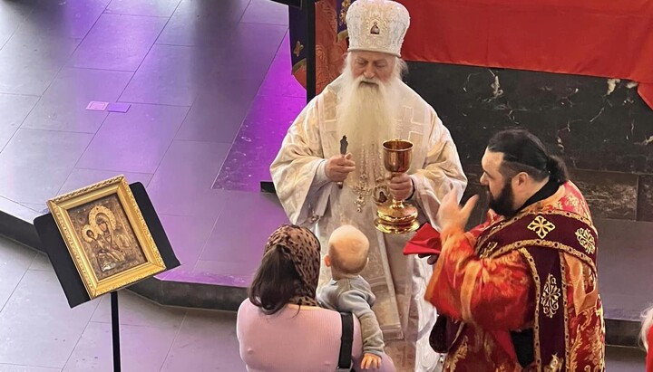 Επίσκοπος Βενιαμίν στη λειτουργία στο Neuchâtel. Φωτογραφία: ΤΕΕΣ