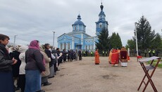 В Боярке община захваченного храма УПЦ провела литургию под воротами церкви