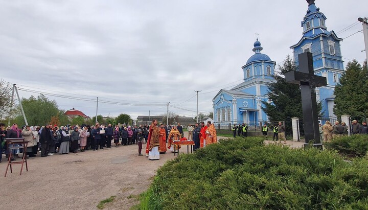 Литургия перед захваченным храмом в Боярке. Фото: СПЖ