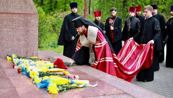 Ієрарх УПЦ біля меморіалу воїнам Другої світової війни Фото: УПЦ