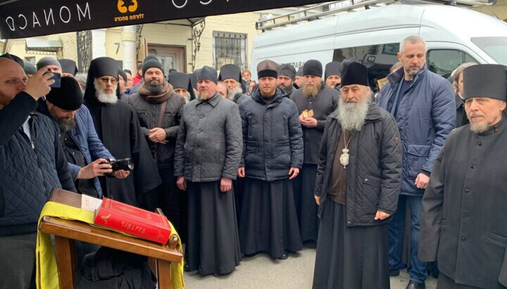 Блаженніший Митрополит Онуфрій та Самуїл Мілко (ліворуч від Предстоятеля) на молитовному стоянні біля Києво-Печерської лаври. Фото: СПЖ