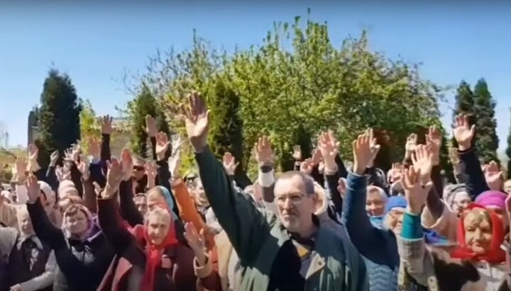 Прихожане Николаевского храма в Путивле заявили о своей верности УПЦ. Фото: скриншот видео на Youtube-канале Конотопской епархии УПЦ