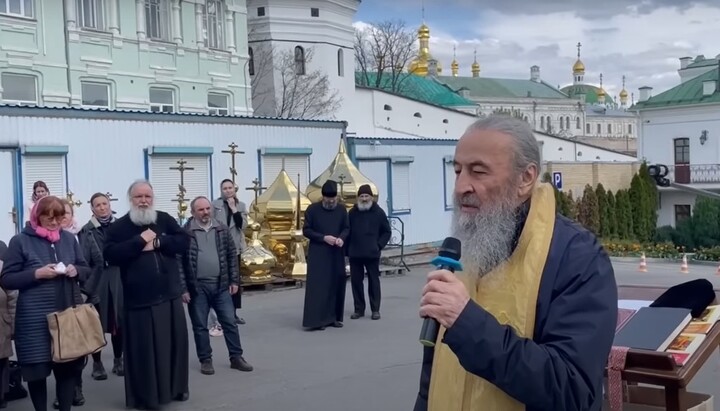 Întâistătătorul BOUkr în timpul rugăciunii neîncetate din Lavra Peșterilor de la Kiev. Imagine: screenshot video al Departamentului pentru Informare și Educație al Bisericii Ortodoxe Ucrainene.