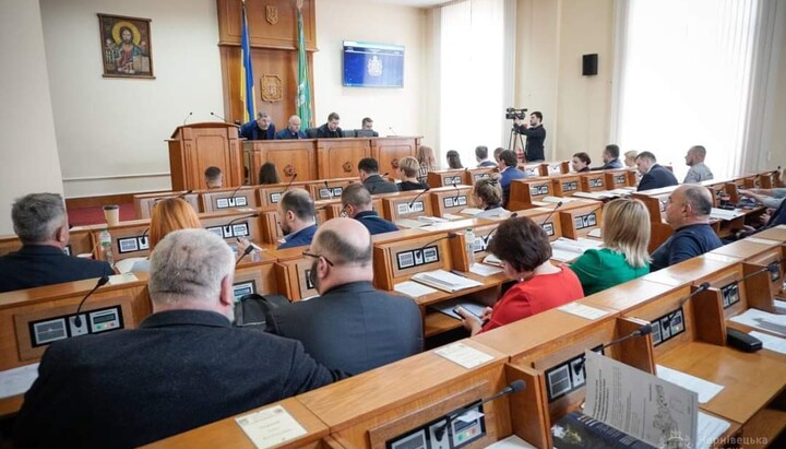 Şedinţa consiliului regional Cernăuţi. Imagine: Pagina de Facebook a consiliului regional Cernăuți