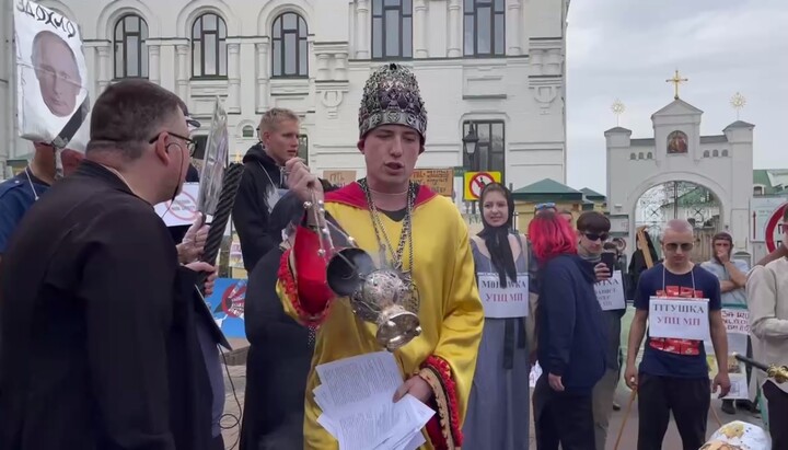 Богохульний «обряд» біля воріт Києво-Печерської лаври. Фото: скріншот відео СПЖ