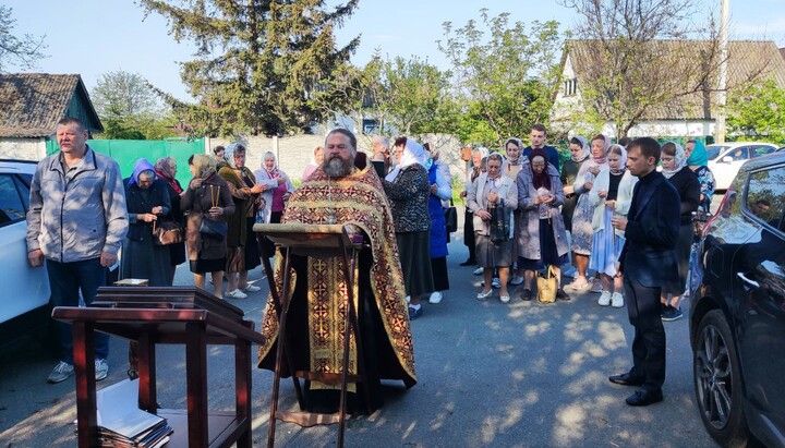 UOC worshippers praying in the open air. Photo: UOJ