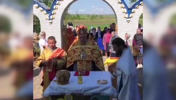 Літургія на престольне свято біля закритого храму УПЦ у с. Гільча. Фото: скріншот відео на Telegram-каналі «Рівне. Голос Церкви»