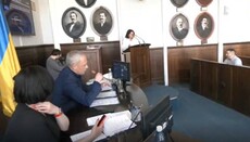 Чернівецькі депутати не стали слухати вірянку, що просила не закривати храм