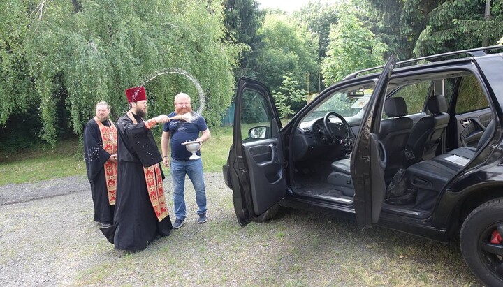 Священники УПЦ освячують у Полтаві автомобіль для ЗСУ. Фото: сторінка Полтавської єпархії УПЦ у Facebook