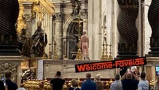 In Vatican a naked man in the altar protests against the war in Ukraine