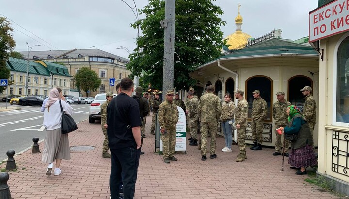 «Думенковские» военные возле храма прп. Агапита Печерского. Фото: СПЖ