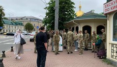 Группу военных по ошибке завезли к лаврскому храму УПЦ, вместо ПЦУ