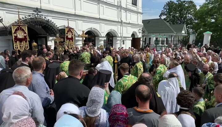 Молебень на площі біля Хрестовоздвиженського храму Києво-Печерської лаври. Фото: скріншот відео Telegram-каналу УПЦ