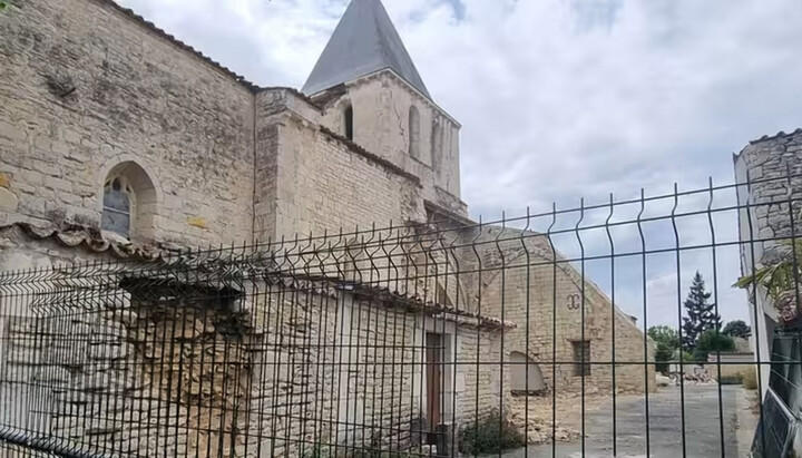 Храм у селищі Ла-Лень, дзвіниця якого може обвалитися. Фото: francetvinfo.fr