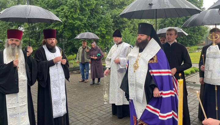 Архиепископ Пимен и духовенство Ровенской епархии УПЦ на панихиде в урочище «Казацкие могилы». Фото: rivne.church.ua