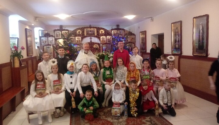 The rector of the Rivne church with the parishioners’ children. Photo: Fr. Oleg Kochubey’s Facebook