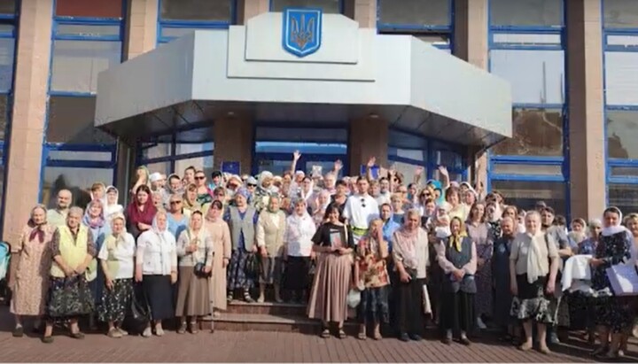 Представники громади Спасо-Преображенського кафедрального собору біля мерії Білої Церкви. Фото: скріншот відео пресслужби Білоцерківської єпархії УПЦ