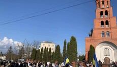 В Красилові активісти ПЦУ разом з військовими намагаються захопити храм УПЦ