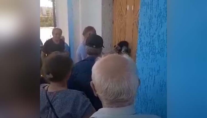 Church raiding in Uladivka. Photo: a screenshot of the Vinnytsia Eparchy's YouTube channel