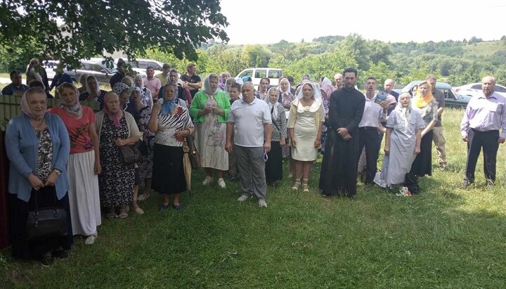 Члены общины УПЦ в Адамовке, которых выгнали из дома культуры, где «решали» судьбу их прихода. Фото: suspilne.media 