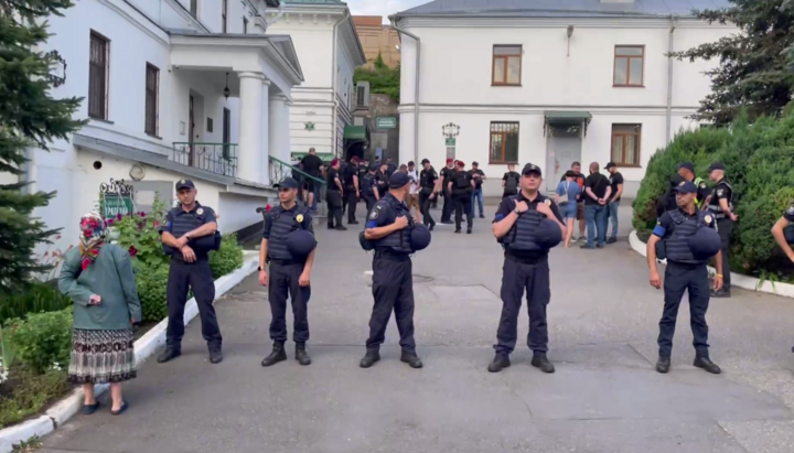 Police in the Lavra. Photo: UOJ